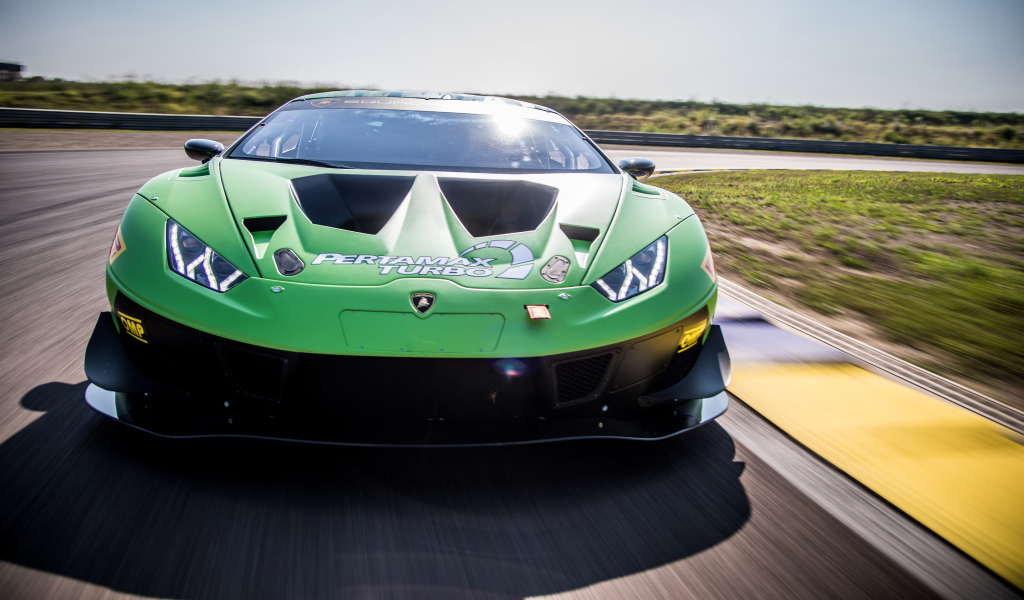 Зеленый спортивный автомобиль Lamborghini Huracan GT3 EVO 2018 года на трассе