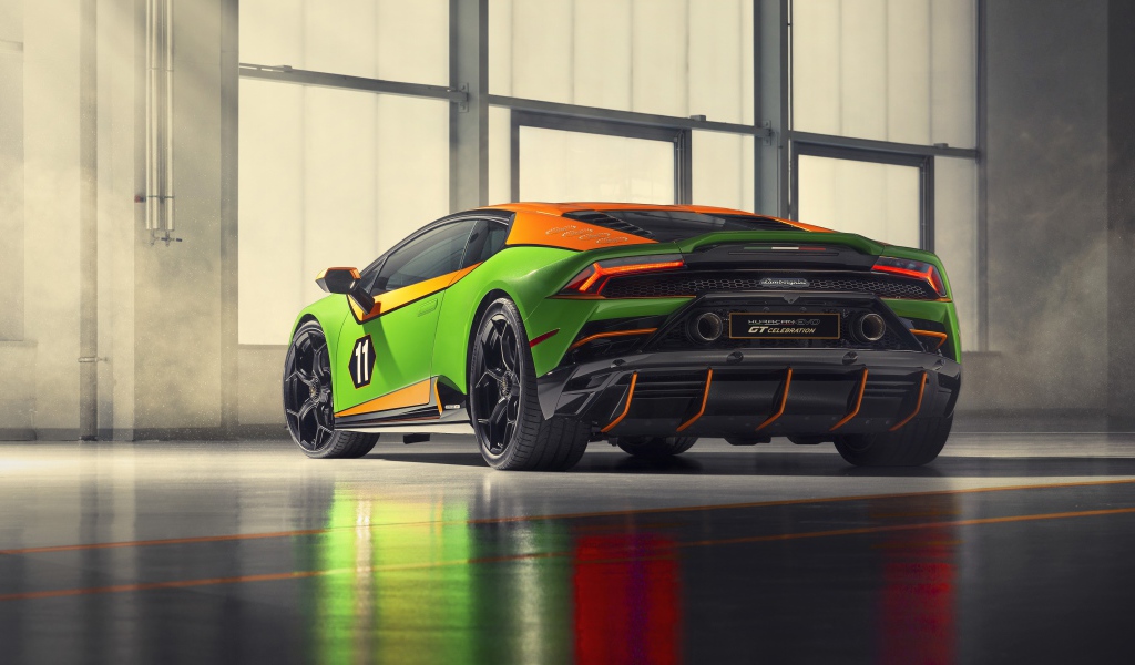 Спортивный автомобиль Lamborghini Huracan EVO GT, 2020 года вид сзади