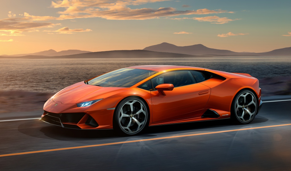 Оранжевый автомобиль Lamborghini Huracan EVO 2019 года на фоне неба 