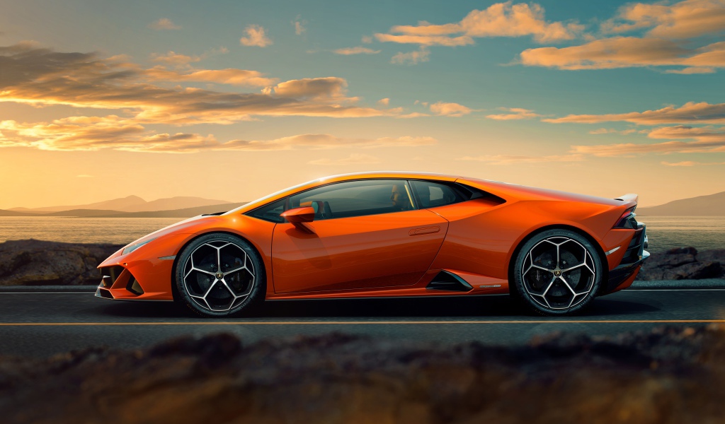 Оранжевый автомобиль Lamborghini Huracan EVO 2019 вид сбоку