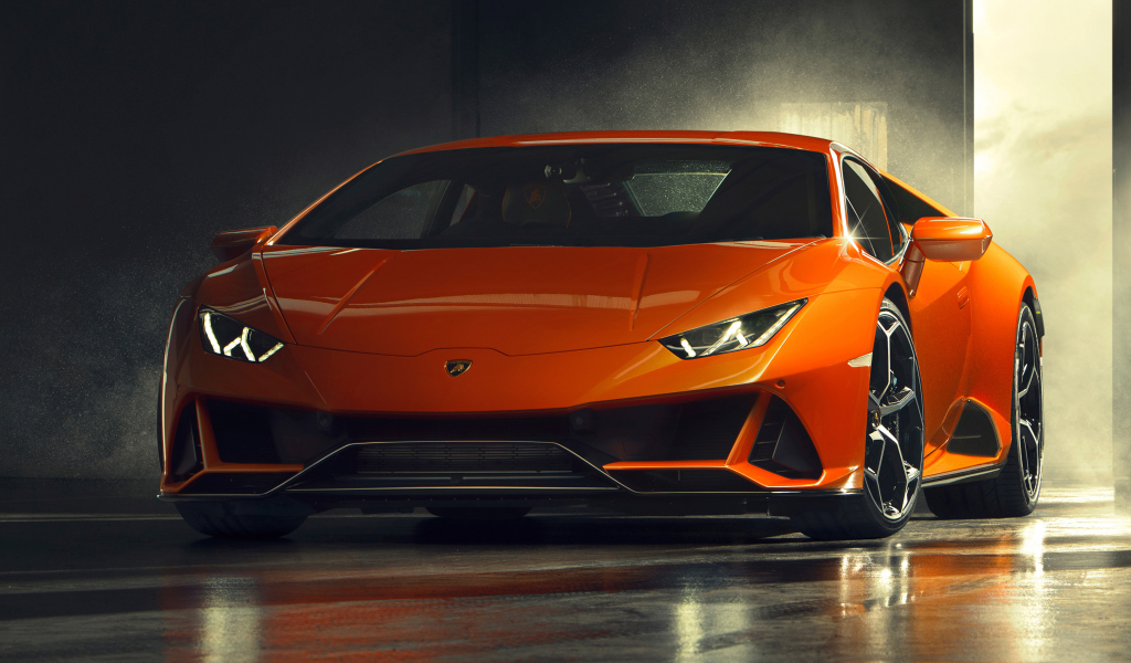 Оранжевый спортивный Lamborghini Huracan EVO, 2019 года в гараже
