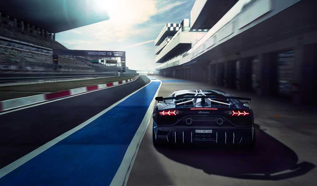 Гоночный автомобиль Lamborghini Aventador SVJ на трассе