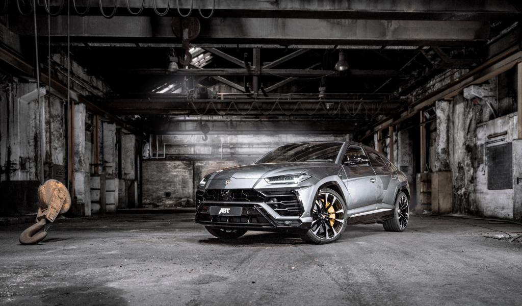 Внедорожник Lamborghini Urus,  2019 года в гараже