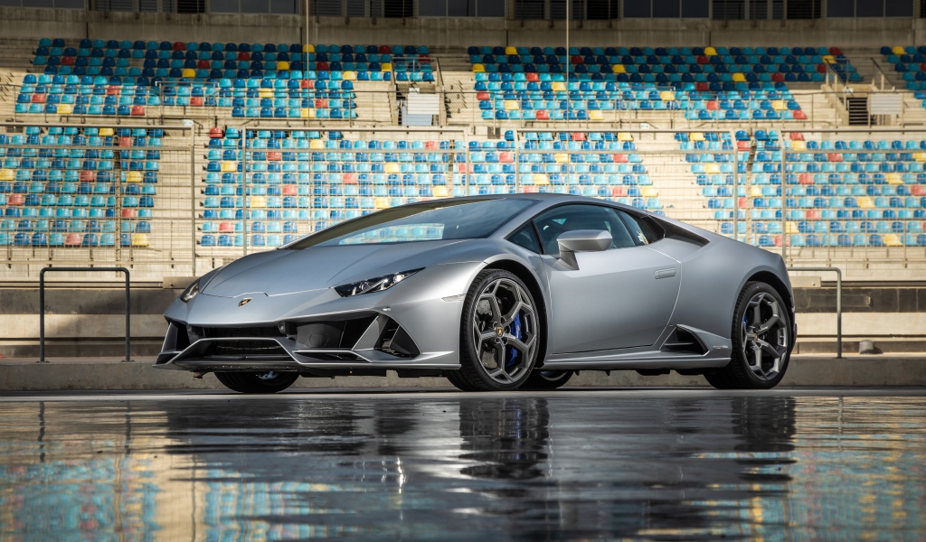 Серебристый автомобиль Lamborghini Huracan Evo на стадионе