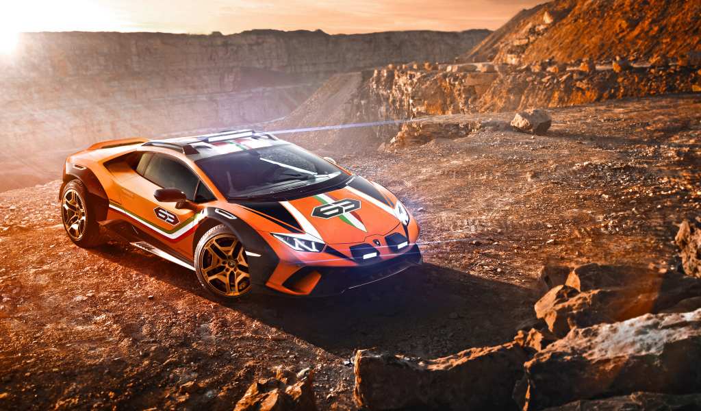 Спортивный автомобиль   Lamborghini Huracan Sterrato, 2019 года в горах
