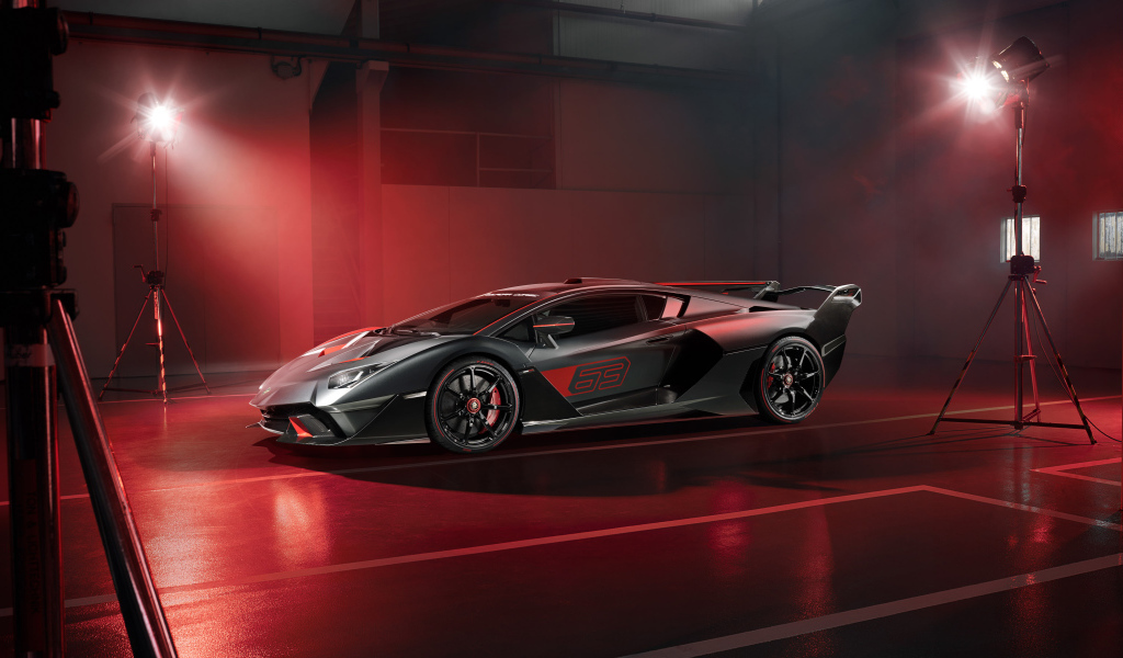 Спортивный автомобиль Lamborghini SC18 в свете софитов