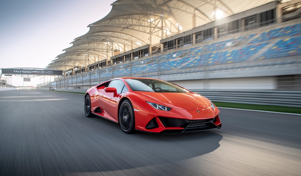 Спортивный красный автомобиль Lamborghini Huracan Evo на гоночной трассе