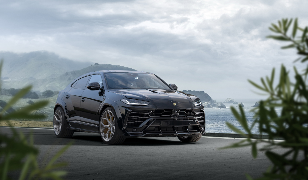Стильный черный автомобиль  Lamborghini Urus Esteso 2019 года у моря