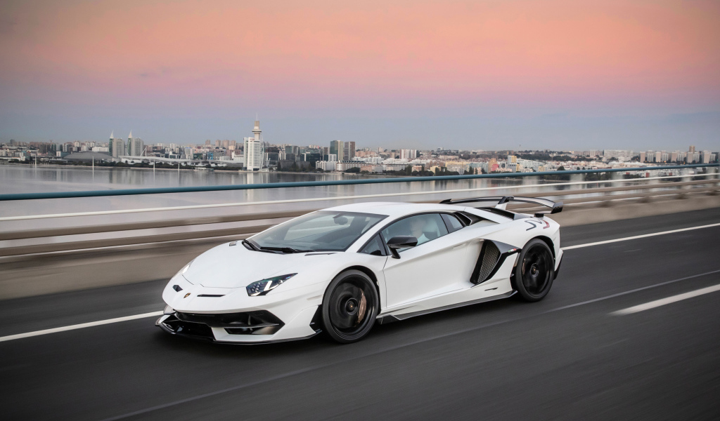 Белый автомобиль Lamborghini Aventador на трассе