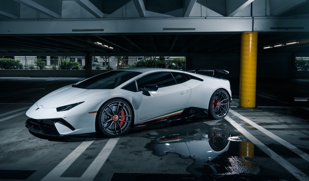 Белый спортивный автомобиль Lamborghini Aventador на подземной парковке