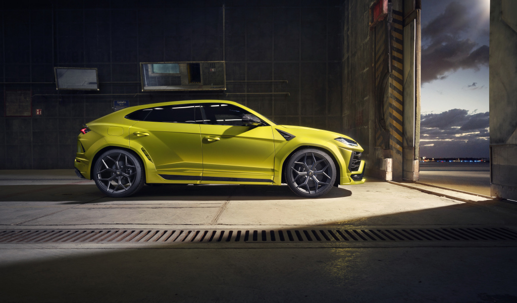 Желтый автомобиль Lamborghini Urus Esteso 2019 года в гараже