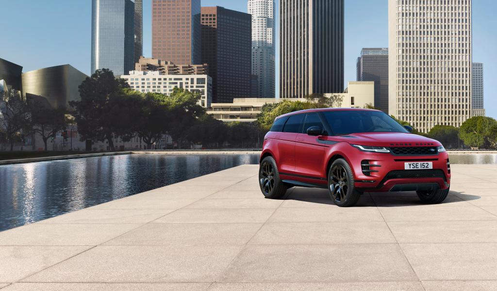Красный внедорожник Range Rover Evoque D240 HSE R-Dynamic,  2019 года на фоне города