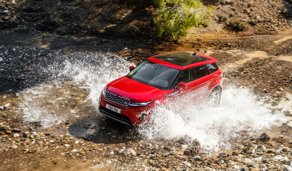 Красный внедорожник Range Rover Evoque D240 S 2019 года едет по воде