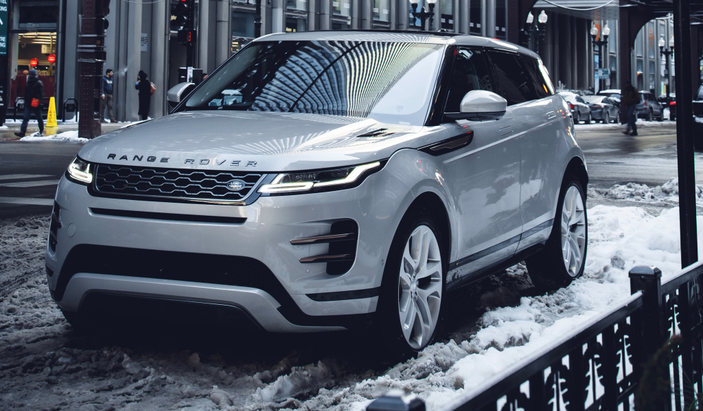 Внедорожник Range Rover Evoque P300 S R-Dynamic 2019 года на снегу в городе