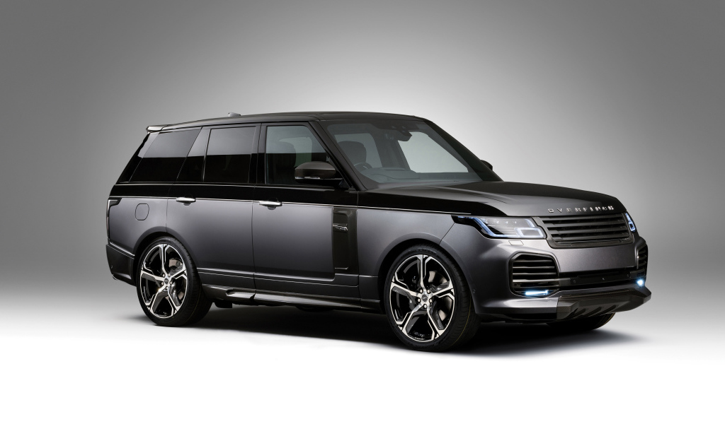 Серебристый внедорожник Range Rover 2018 года на сером фоне