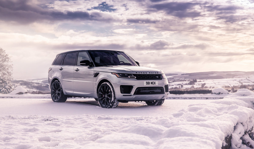 Серебристый внедорожник Range Rover Sport стоит на снегу