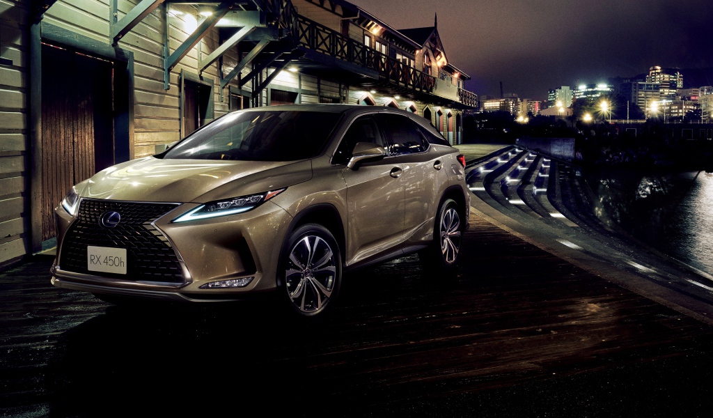 Автомобиль Lexus RX 450h 2019 года у воды