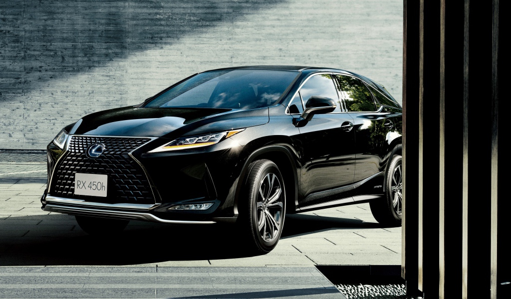 Черный автомобиль Lexus RX 450h 2019 года в гараже