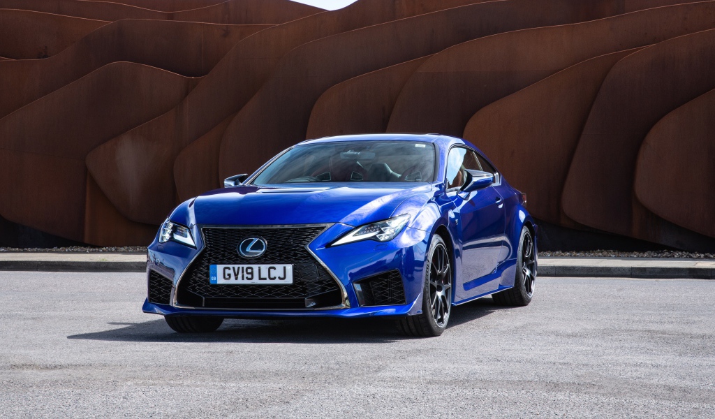 Синий стильный автомобиль Lexus RC F UK-Spec '2019 года