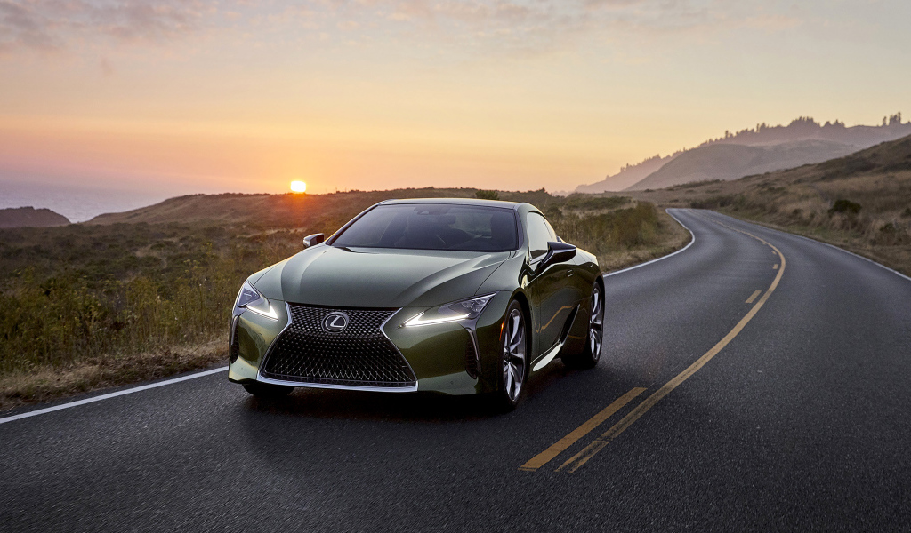 Автомобиль Lexus LC 500 Inspiration Series, 2020 года на трассе на закате