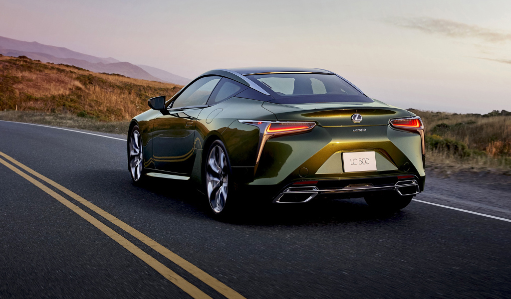 Автомобиль  Lexus LC 500, 2020 года на дороге вид сзади