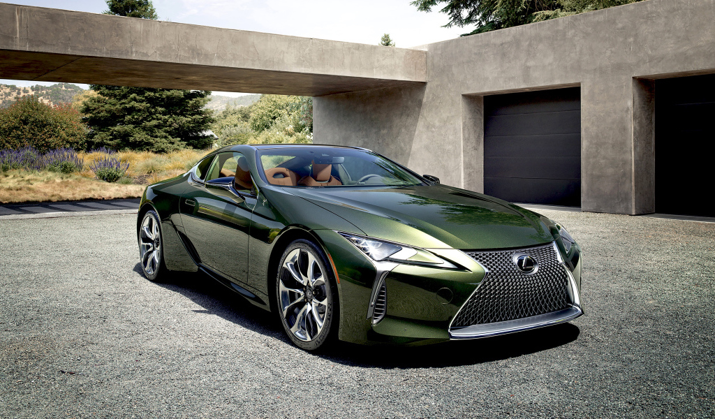 Зеленый Lexus LC 500 Inspiration Series, 2020 у гаража