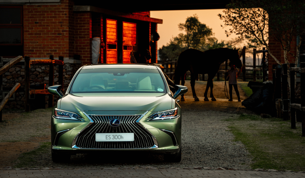 Автомобиль Lexus ES 300h 2018 года