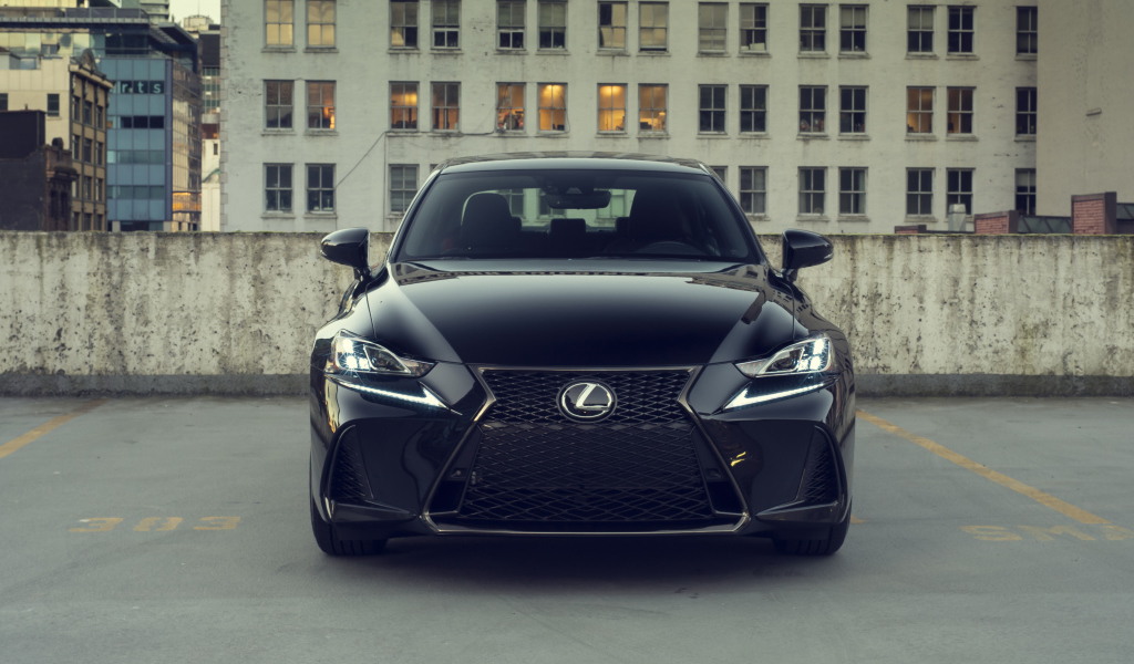 Стильный черный Lexus IS 300 на фоне здания 
