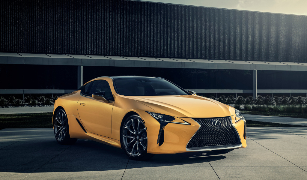 Желтый автомобиль Lexus LC 500 на фоне стены