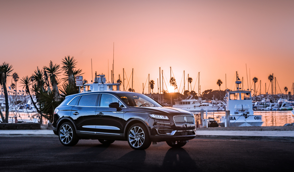 Черный Lincoln Nautilus 2019 года у причала на закате