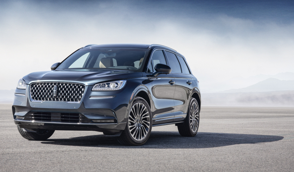 Дорогой серебристый автомобиль Lincoln Corsair