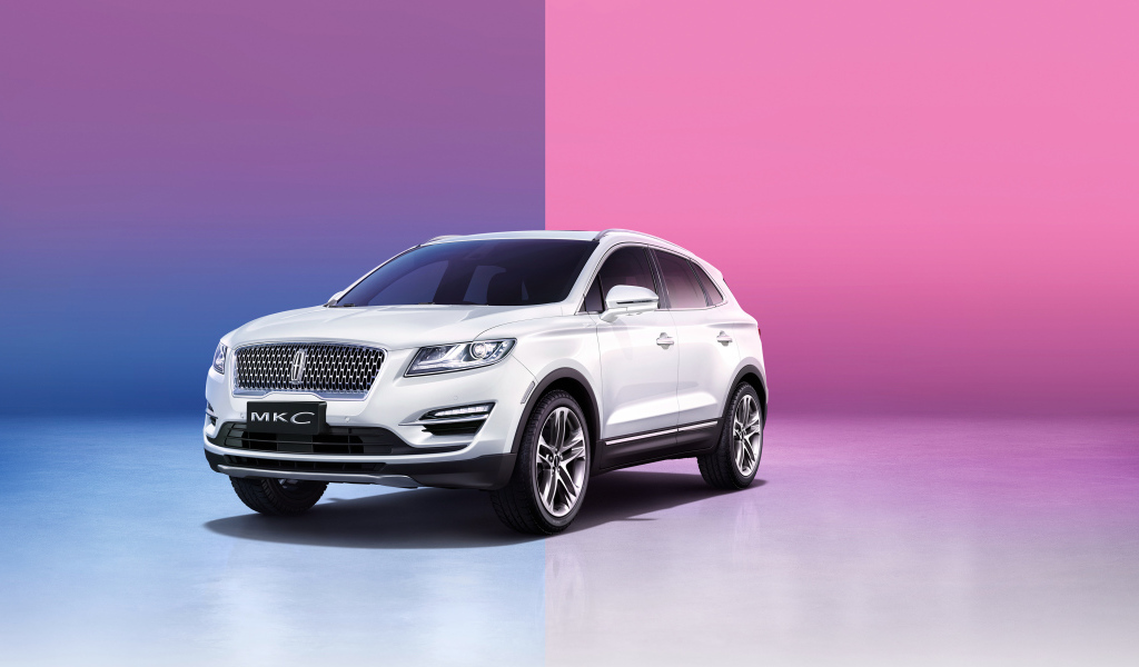 Белый внедорожник Lincoln MKC на розовом фоне