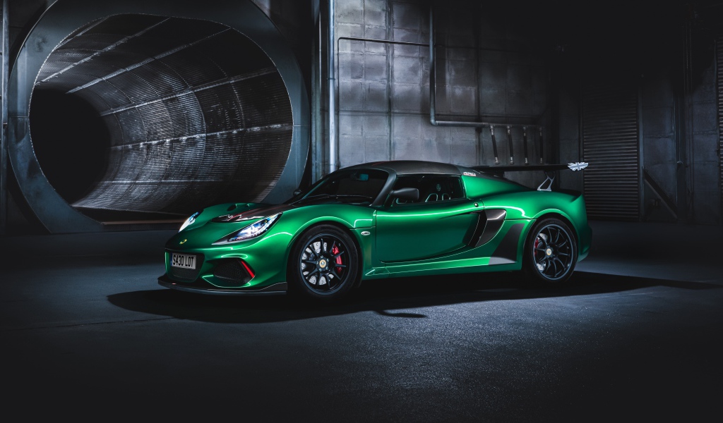 Зеленый автомобиль Lotus Exige Cup 430 в тоннеле 