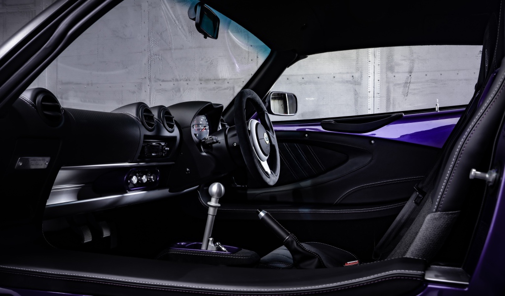 The car interior Lotus Exige Sport 350