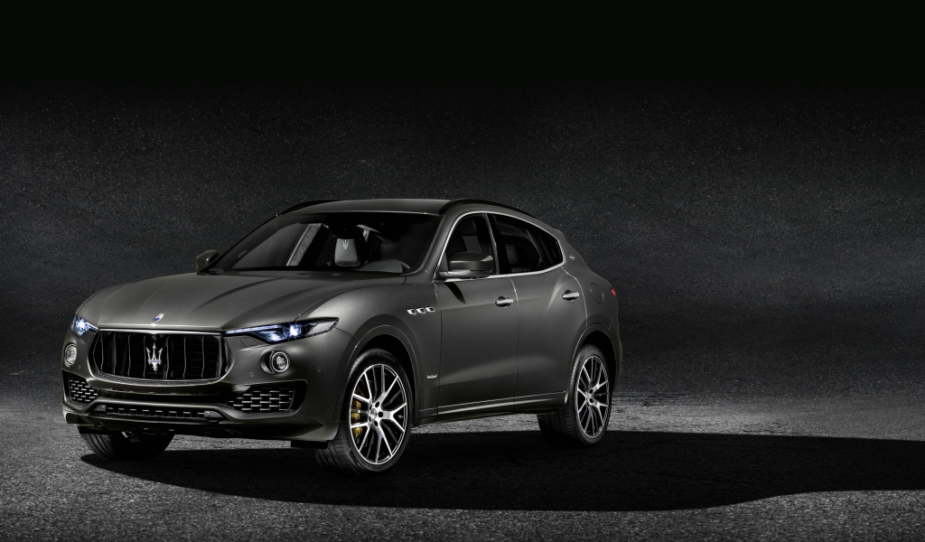 Автомобиль Maserati Levante на сером фоне