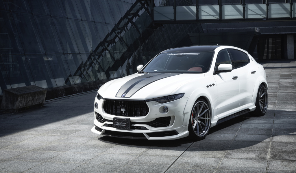 Белый автомобиль  Maserati Levante в здании