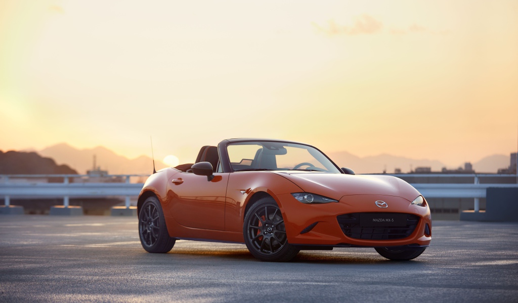 Красный автомобиль Mazda MX-5 на фоне неба