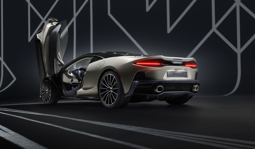 Автомобиль McLaren GT By MSO 2019 года вид сзади