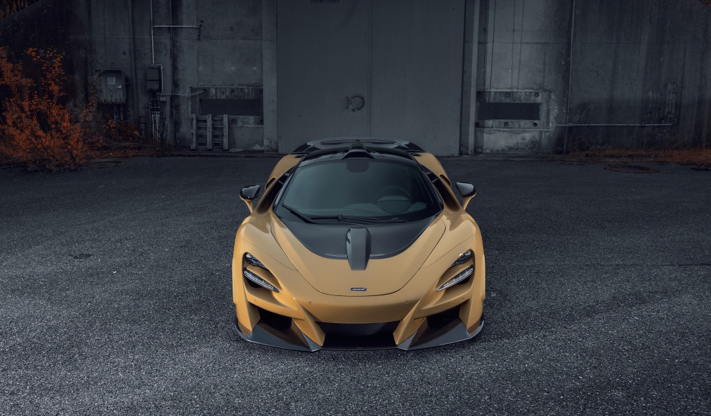Спортивный автомобиль McLaren 720S на сером асфальте