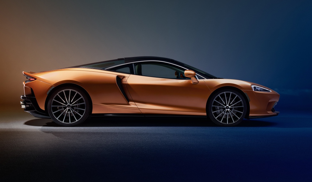 Оранжевый автомобиль McLaren GT Superlight 2019 года на синем фоне