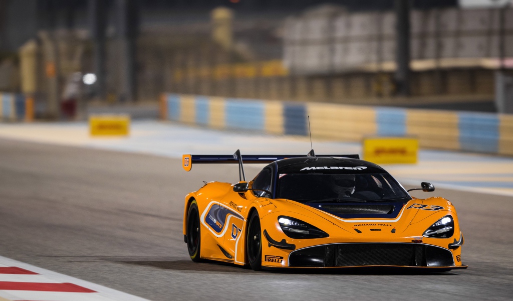 Оранжевый спортивный автомобиль McLaren 720S GT3 на гоночной трассе 