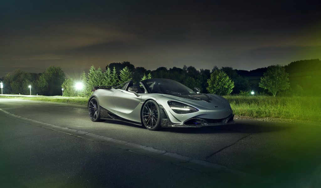 Серебристый автомобиль McLaren 720S Spider 2019 года ночью на дороге