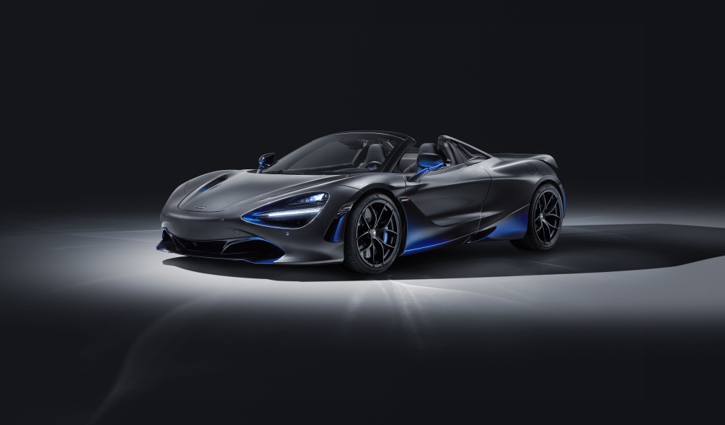 Серебристый автомобиль McLaren 720S Spider, 2019 года 
