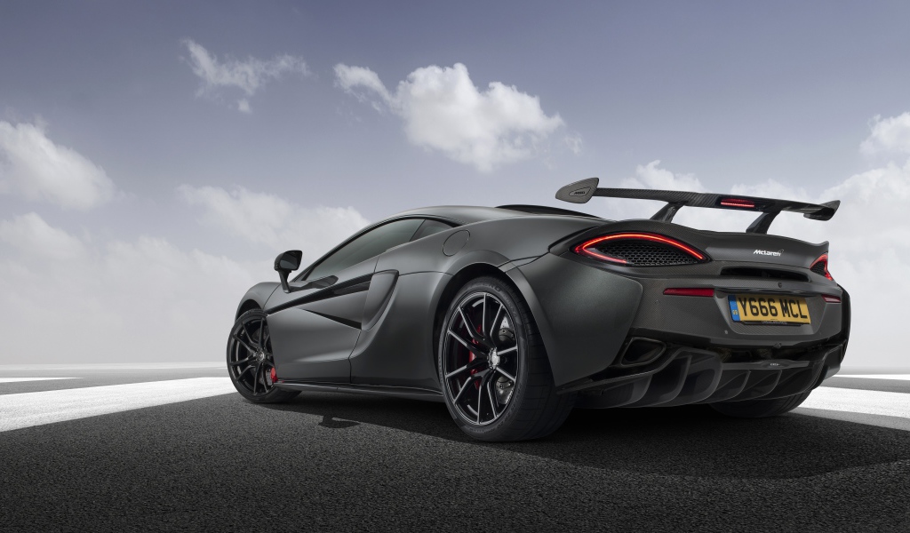 Серебристый автомобиль McLaren 720S вид сзади