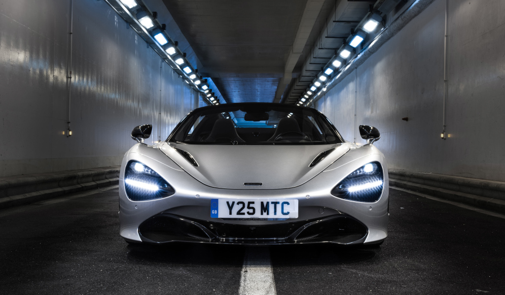 Серебристый спортивный автомобиль  McLaren 720S Spider, 2019 года в тоннеле