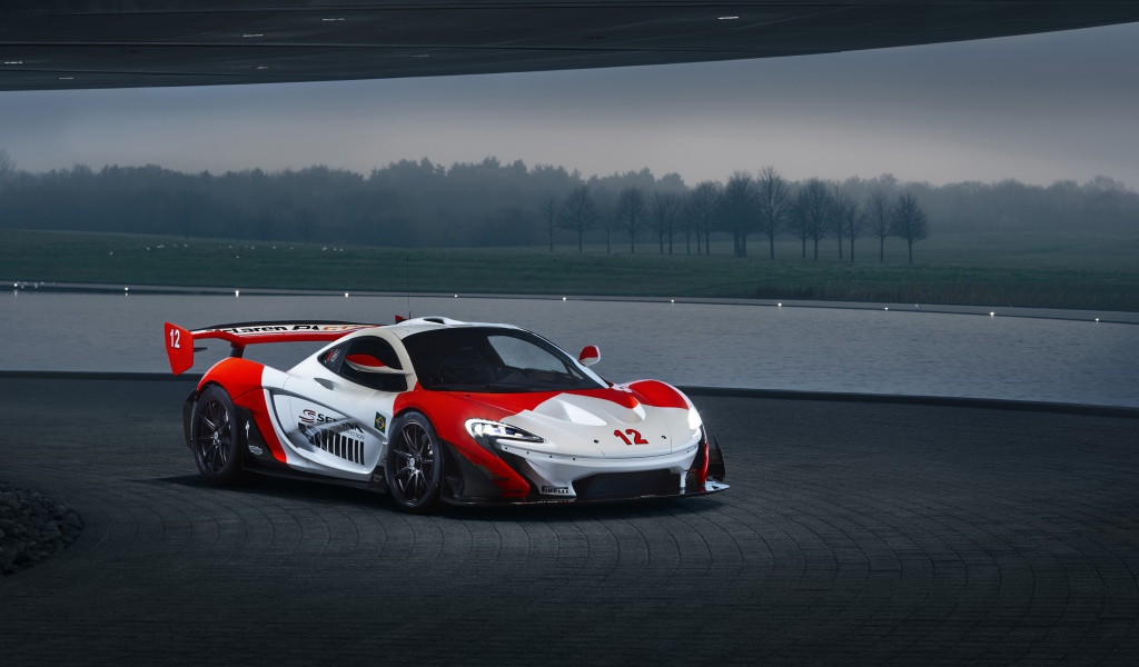 Спортивный McLaren MSO P1 GTR Ayrton Senna 2019 года на трассе