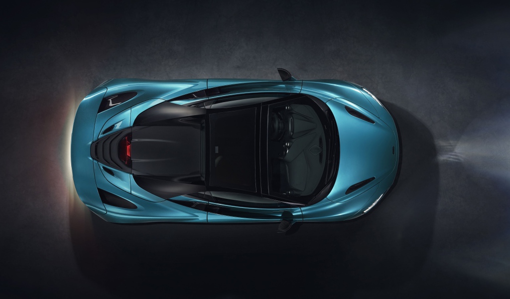 Спортивный голубой автомобиль McLaren 720S Spider, 2019 года вид сверху