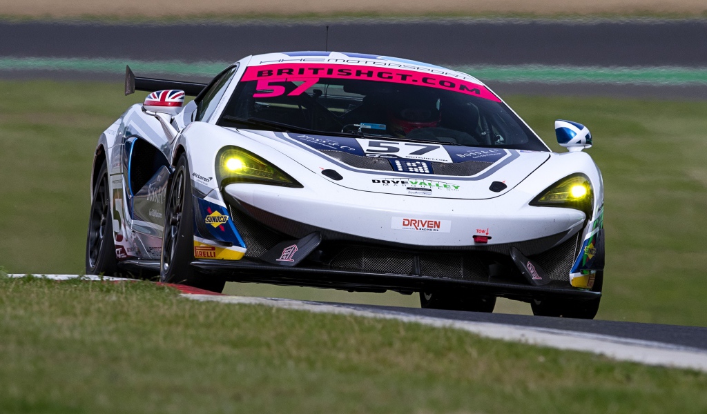 Спортивный автомобиль McLaren 720S GT3 на гоночной трассе