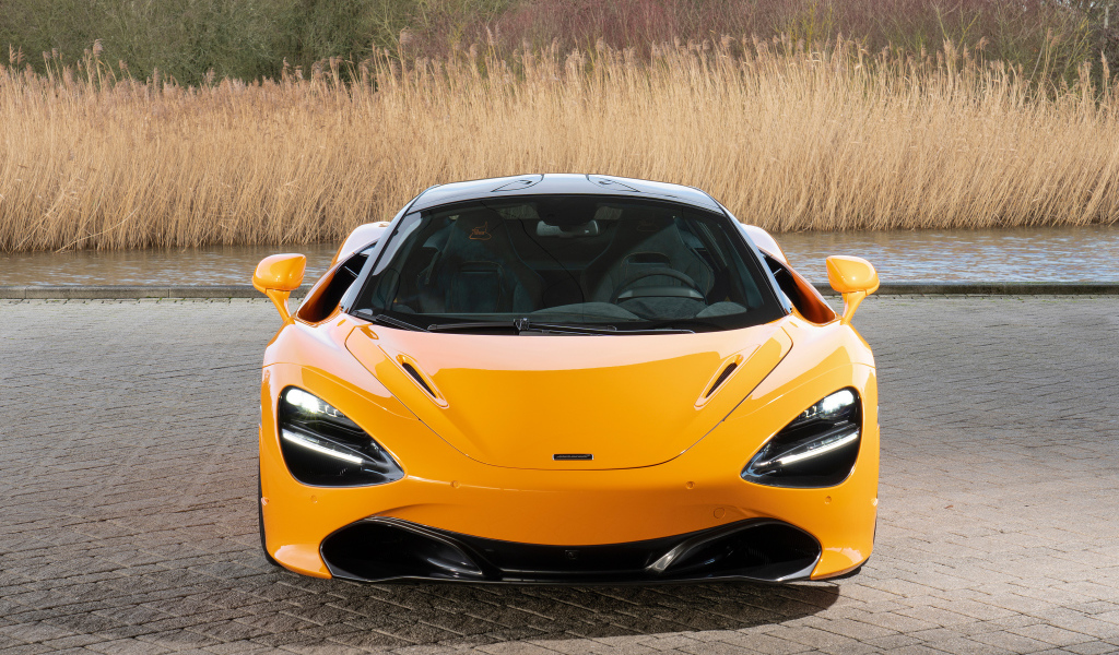 Желтый спортивный автомобиль McLaren MSO 720S Spa 68,  2019 года