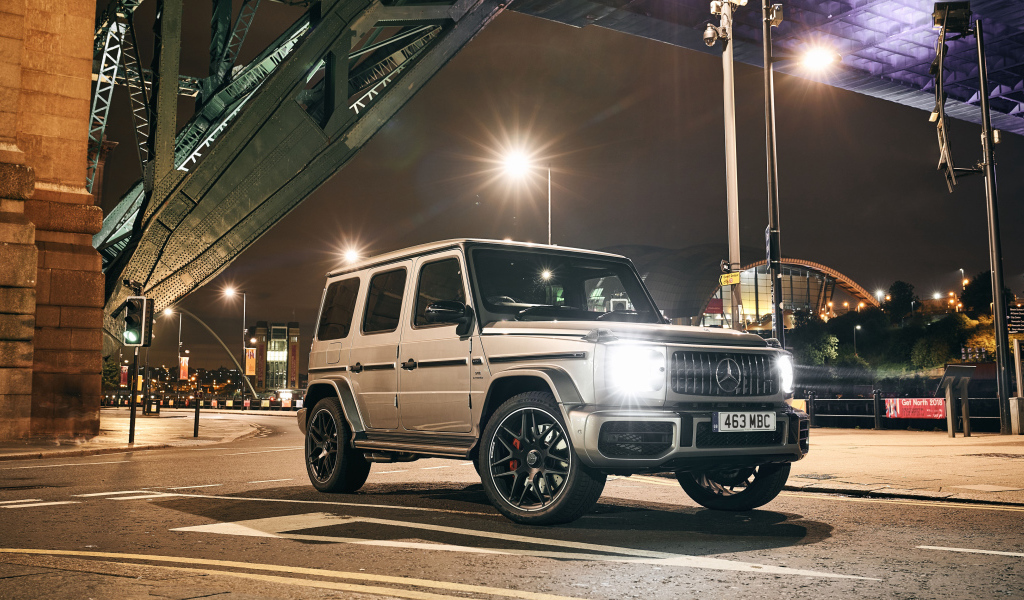 Джип Mercedes-AMG G 63 2018 года с включенными фарами